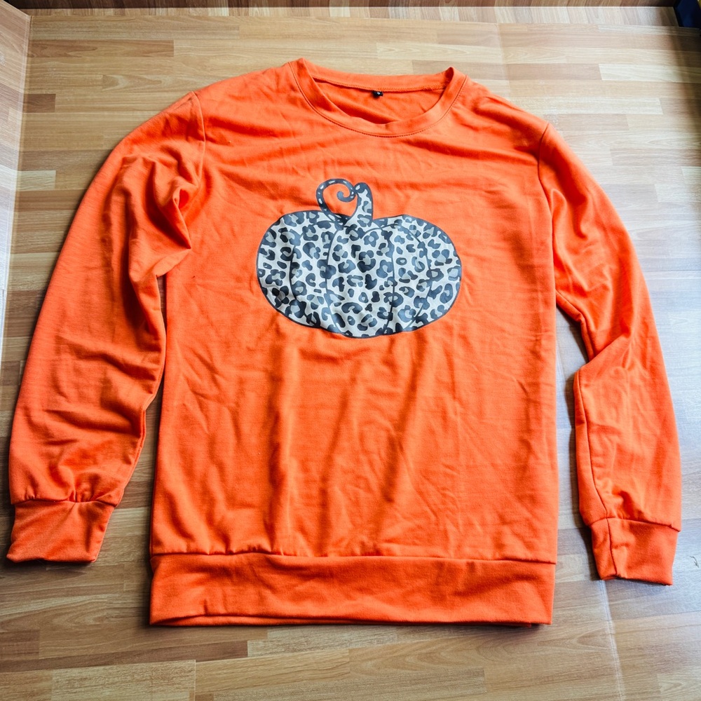 Women's leopard pumpkin sweatshirt size small NWOT orange longsleeve